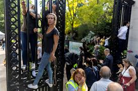 Honouring the Queen’: Thousands Queue in London to Pay Final Respects