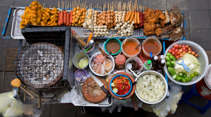 Customer accuses food stall auntie of rudeness, but eyewitness disputes his claims