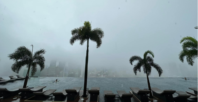 Foggy S’pore CBD Resembles Genting Highlands Due to 22°C Weather