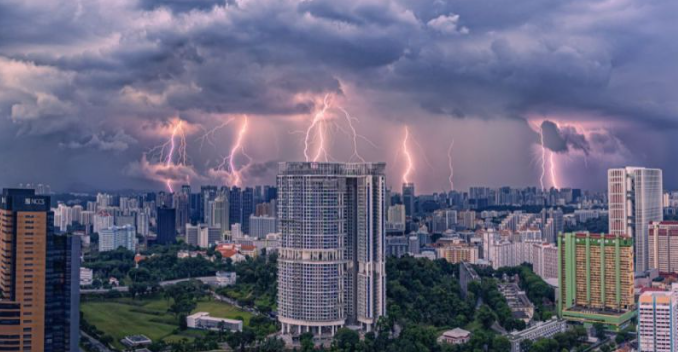 “Photographer Braves Storm at Pinnacle@Duxton, Captures Stunning Lightning Show  “